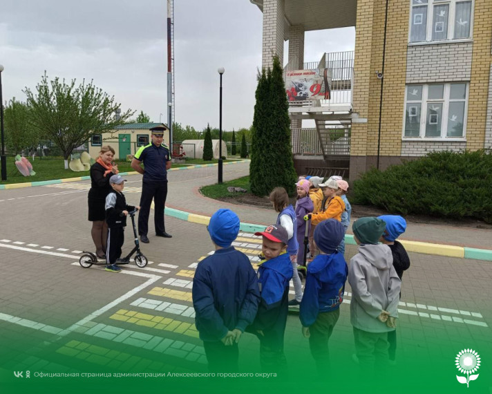 Воспитанники детского сада №3 встретились с сотрудником Госавтоинспекции ОМВД России по Алексеевскому городскому округу.