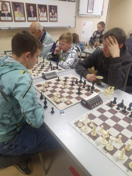 В рамках завершения открытого традиционного мемориала памяти Николая Александровича Кустова прошел заключительный общий турнир по быстрым шахматам.