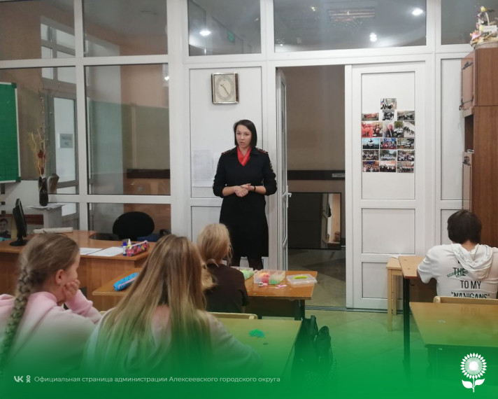 В Алексеевке сотрудники Госавтоинспекции провели беседы по дорожной безопасности в школьном лагере.