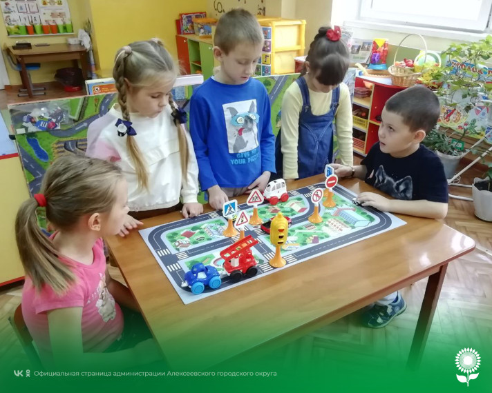 В детских садах Алексеевского городского округа отметили День Рождение пешеходного перехода.