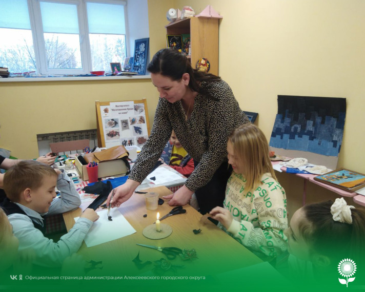 В Доме детского творчества в кружке «Рукоделие» прошёл мастер-класс «Изготовление броши из кожи».