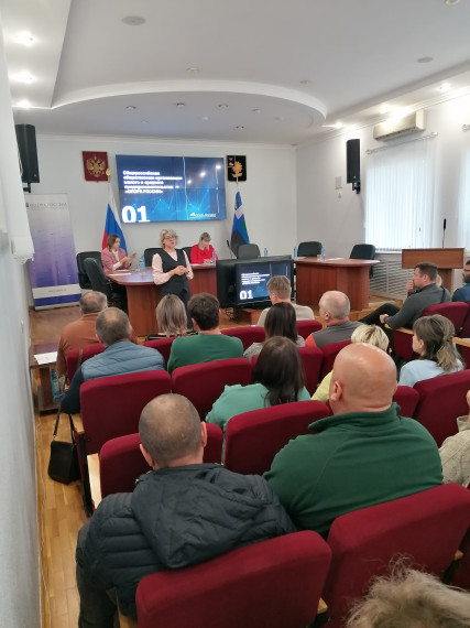 24 октября 2025 года  в зале заседаний администрации Алексеевского муниципального округа было проведено совещание на тему «Государственная поддержка малого и среднего бизнеса, а также самозанятых в Белгородской области».