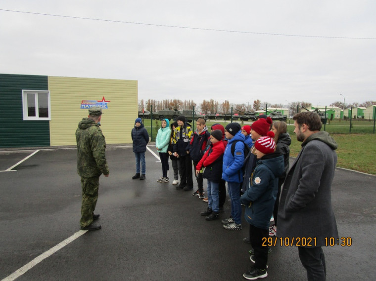 Воспитанники военно-патриотического клуба «Пограничник» посетили воинскую часть в городе Острогожск.
