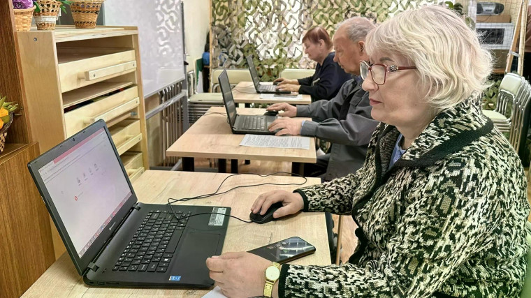 Пенсионеры в цифровом состязании.