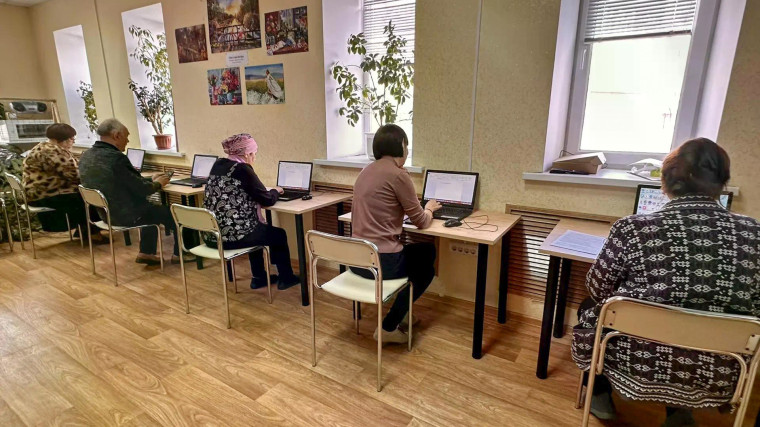 Пенсионеры в цифровом состязании.