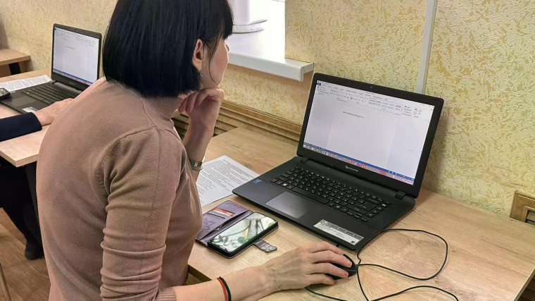 Пенсионеры в цифровом состязании.