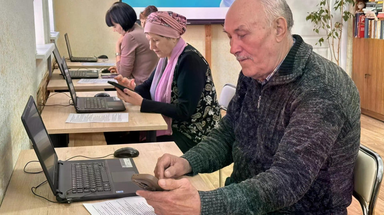 Пенсионеры в цифровом состязании.
