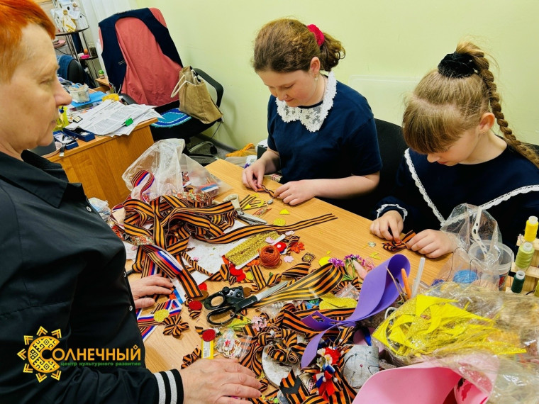 Маленькие броши для большого праздника.