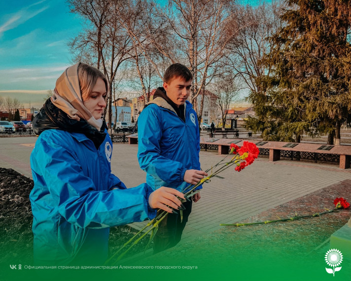 Волонтёры Победы возложили цветы к Памятнику Неизвестного Солдата в память о тех, кто отдал свои жизни, защищая Родину.