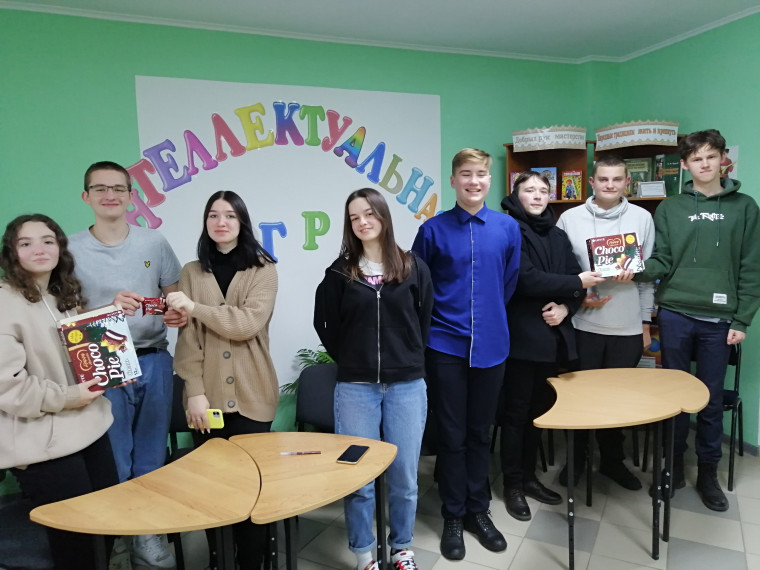 В Городской детской модельной библиотеке №4 в рамках реализации мероприятия по «Пушкинской карте» прошла интеллектуальная игра «Любимых книг-любимые герои».