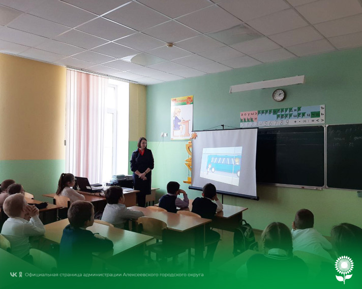 Сотрудники ГИБДД проводят профилактические беседы в Алексеевских школах.