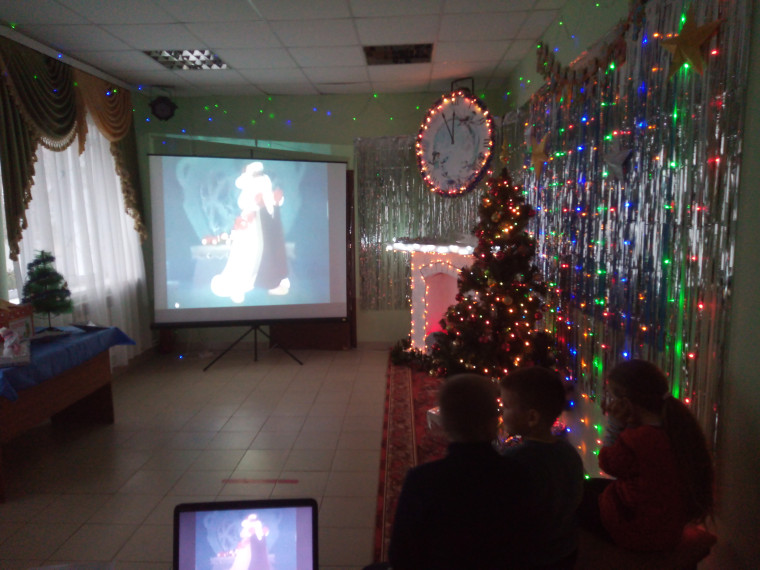 В Ковалевском сельском Доме культуры прошел мультсеанс «Нам праздник веселый зима принесла».