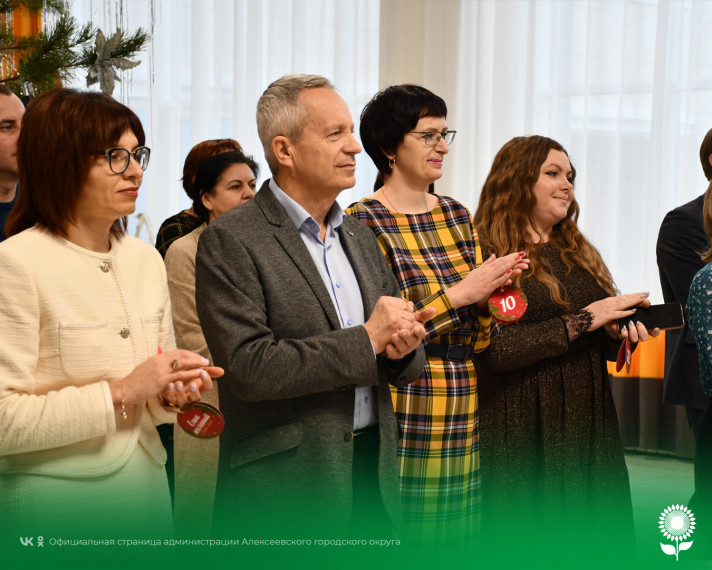 Сегодня глава администрации Алексеевского городского округа принял участие в ежегодной благотворительной акции «Елка желаний».